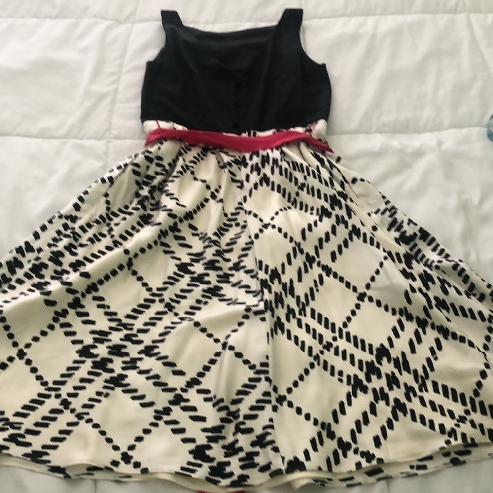Lilly Pulitzer party dress with a pattern - Picture 9 of 10